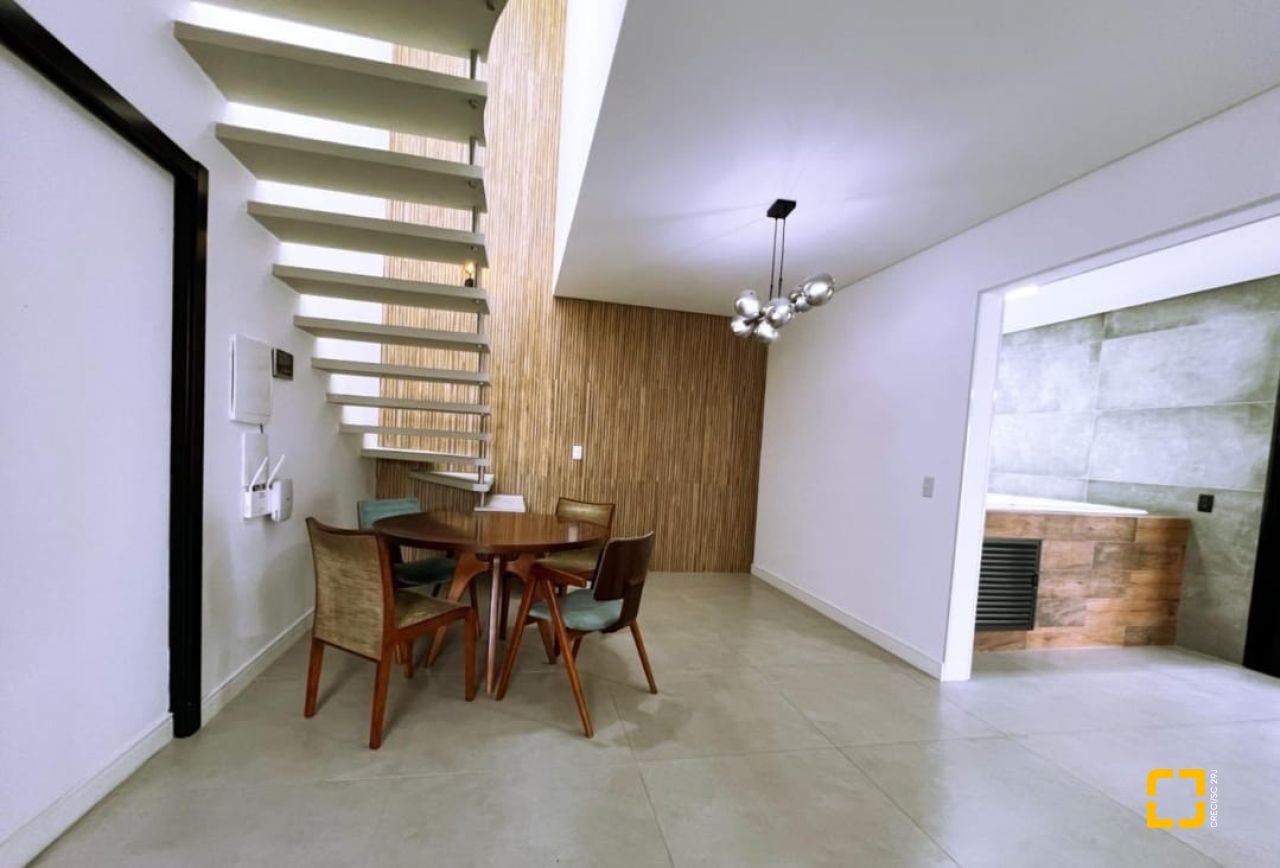 Casa com 176m², 2 quartos (sendo 2 suítes), 2 garagens, no bairro Forquilhas em São José