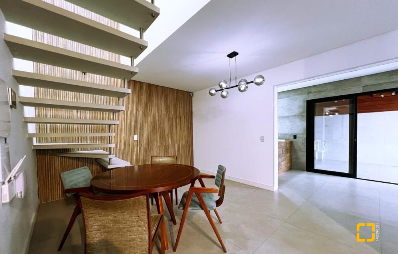 Casa com 176m², 2 quartos (sendo 2 suítes), 2 garagens, no bairro Forquilhas em São José