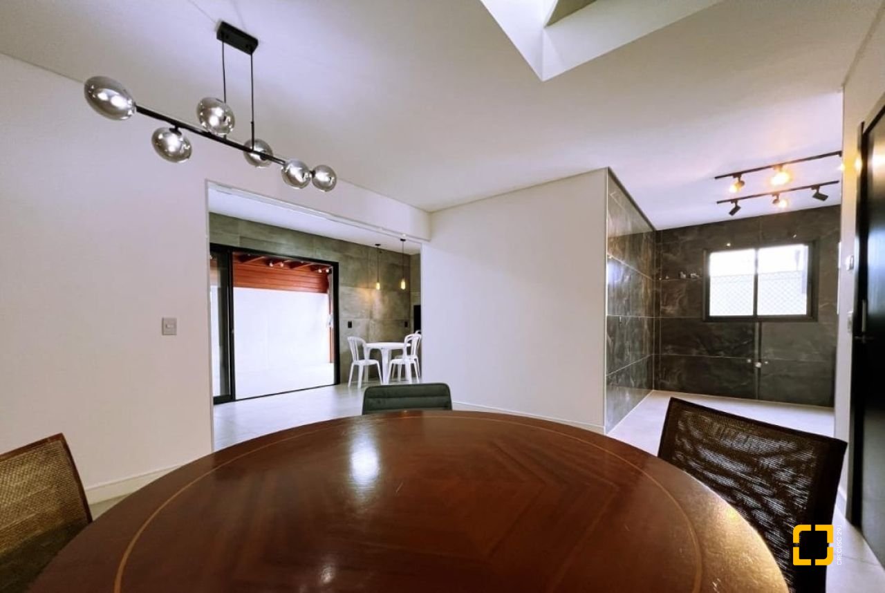 Casa com 176m², 2 quartos (sendo 2 suítes), 2 garagens, no bairro Forquilhas em São José
