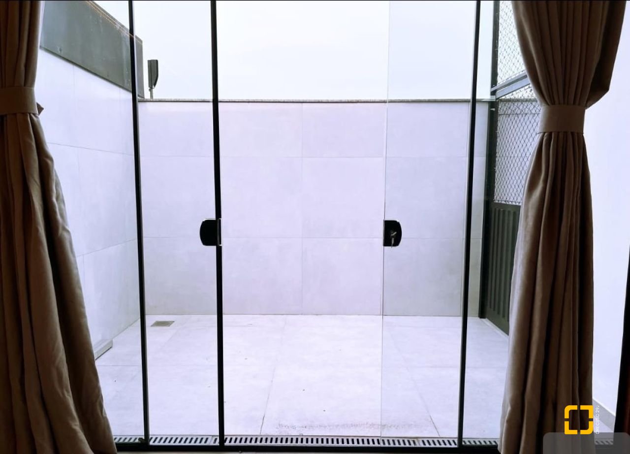Casa com 176m², 2 quartos (sendo 2 suítes), 2 garagens, no bairro Forquilhas em São José