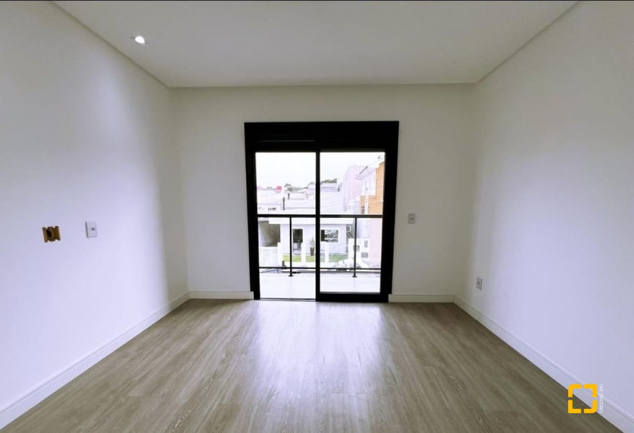 Casa com 176m², 2 quartos (sendo 2 suítes), 2 garagens, no bairro Forquilhas em São José