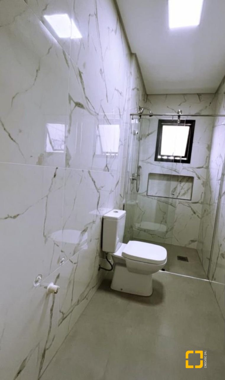 Casa com 176m², 2 quartos (sendo 2 suítes), 2 garagens, no bairro Forquilhas em São José