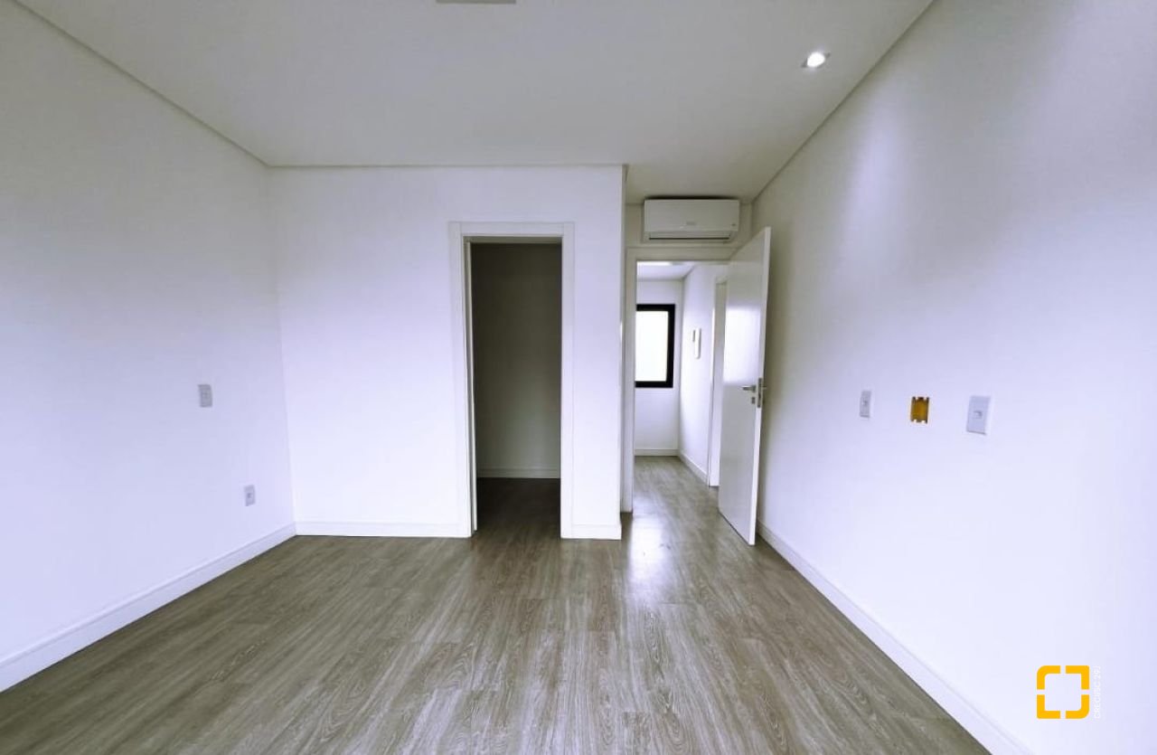 Casa com 176m², 2 quartos (sendo 2 suítes), 2 garagens, no bairro Forquilhas em São José