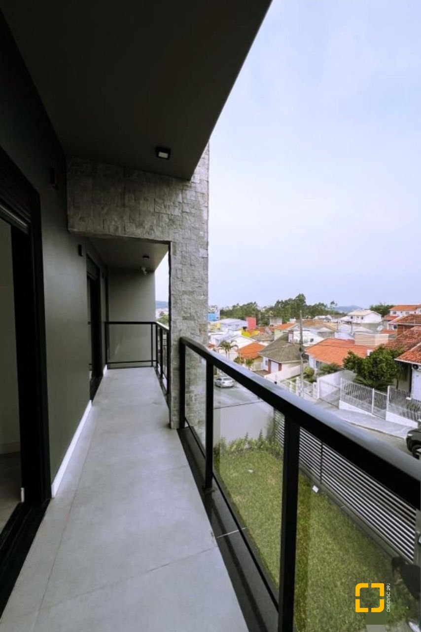 Casa com 176m², 2 quartos (sendo 2 suítes), 2 garagens, no bairro Forquilhas em São José