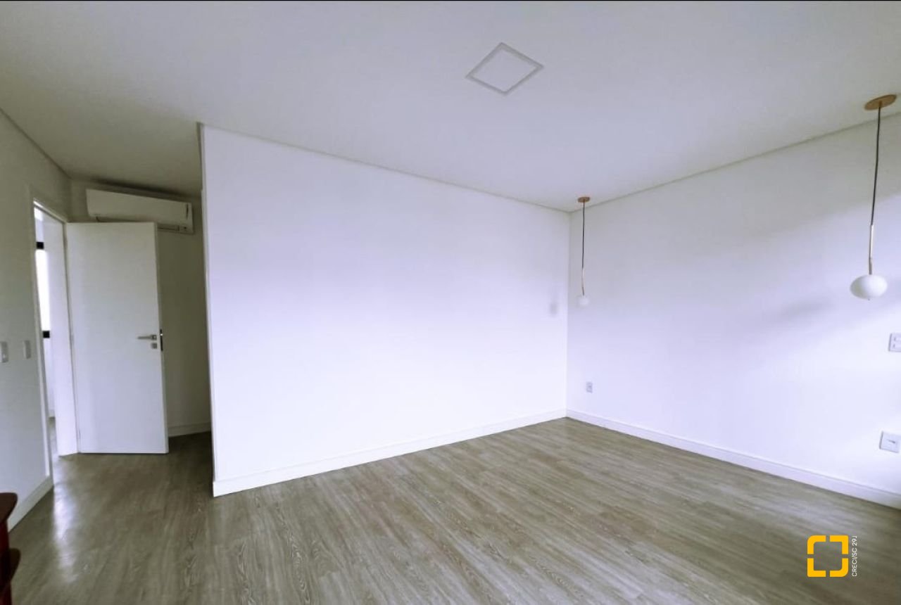 Casa com 176m², 2 quartos (sendo 2 suítes), 2 garagens, no bairro Forquilhas em São José