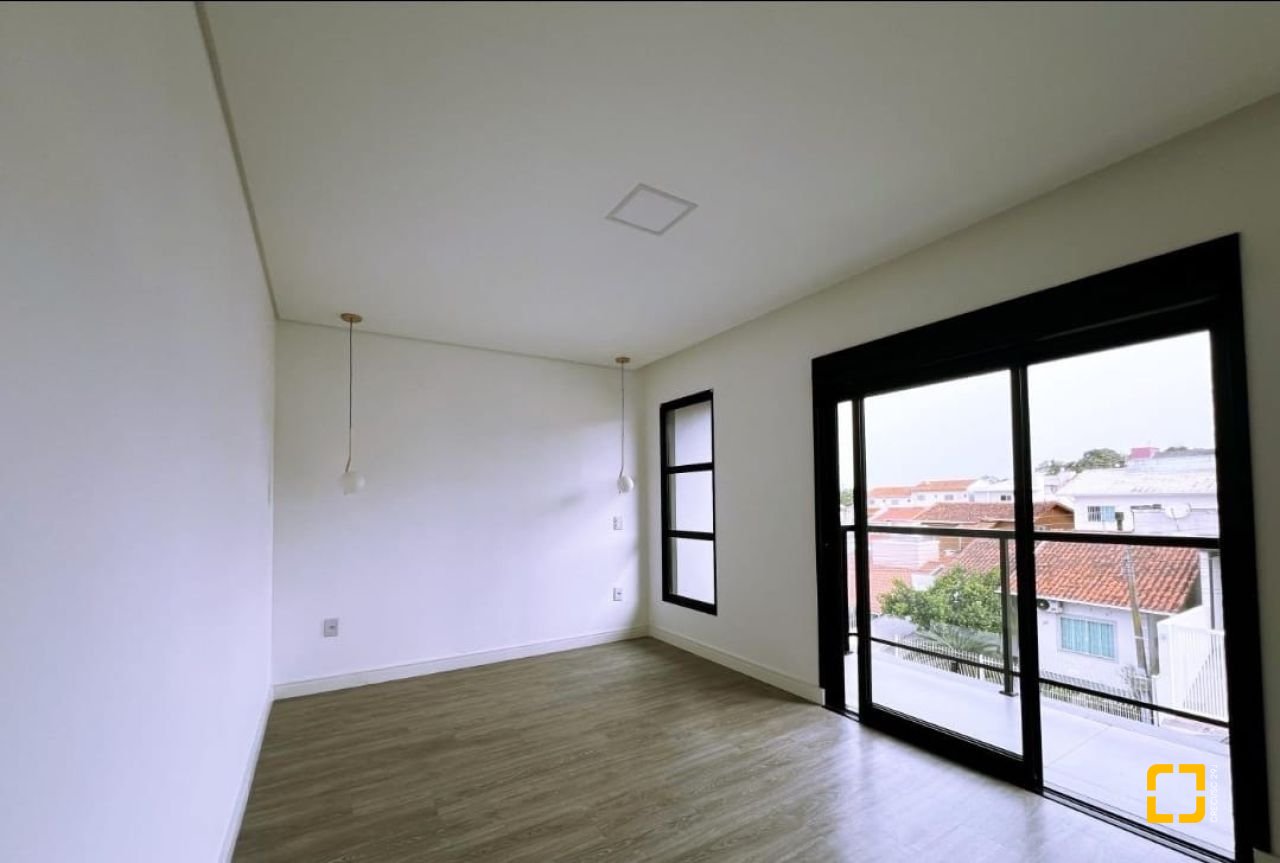 Casa com 176m², 2 quartos (sendo 2 suítes), 2 garagens, no bairro Forquilhas em São José