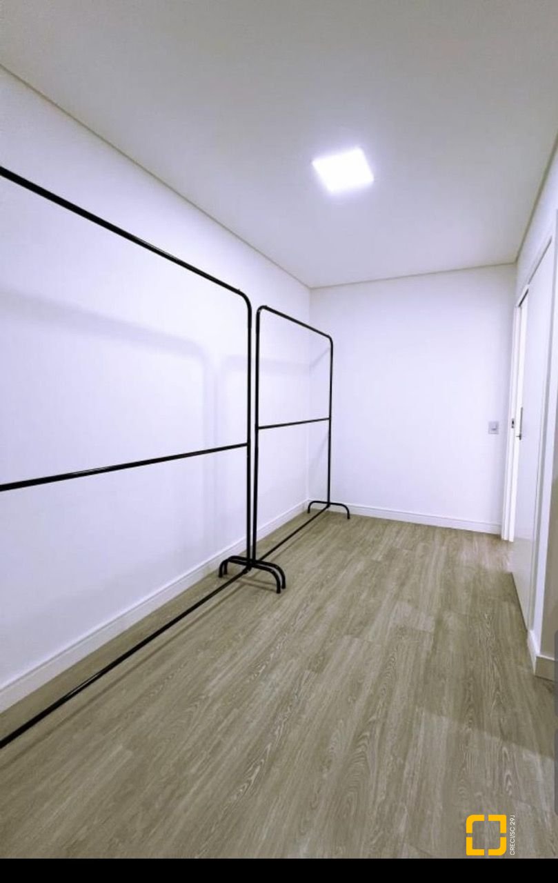 Casa com 176m², 2 quartos (sendo 2 suítes), 2 garagens, no bairro Forquilhas em São José