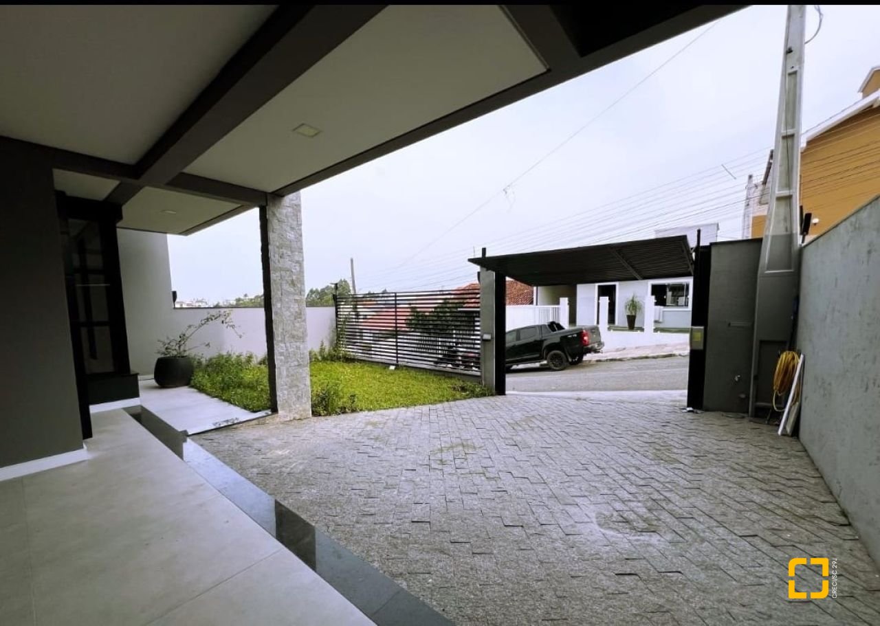 Casa com 176m², 2 quartos (sendo 2 suítes), 2 garagens, no bairro Forquilhas em São José