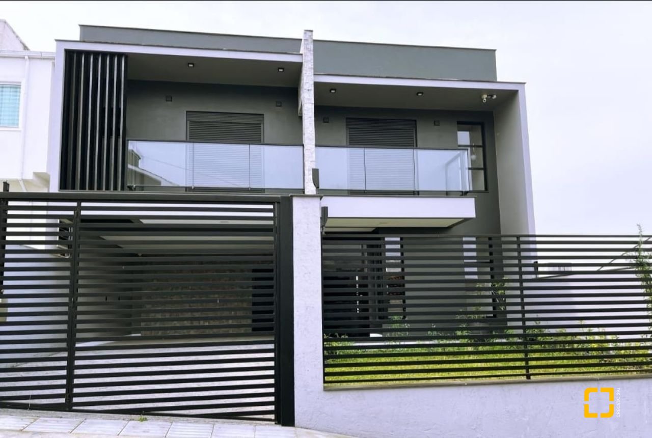 Casa com 176m², 2 quartos (sendo 2 suítes), 2 garagens, no bairro Forquilhas em São José