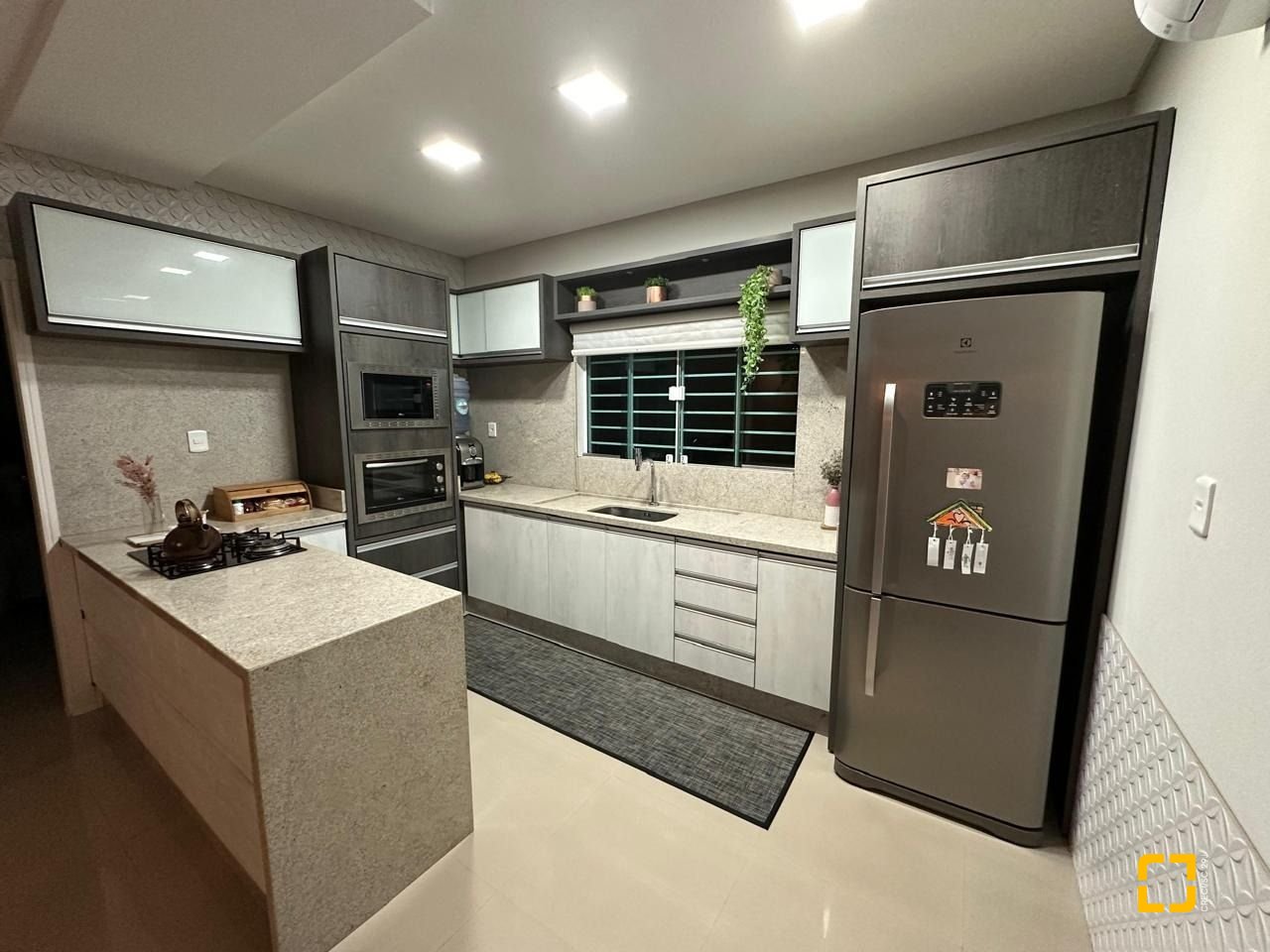 Casa com 210m², 3 quartos (sendo 1 suíte), 2 garagens, no bairro Aririu em Palhoça