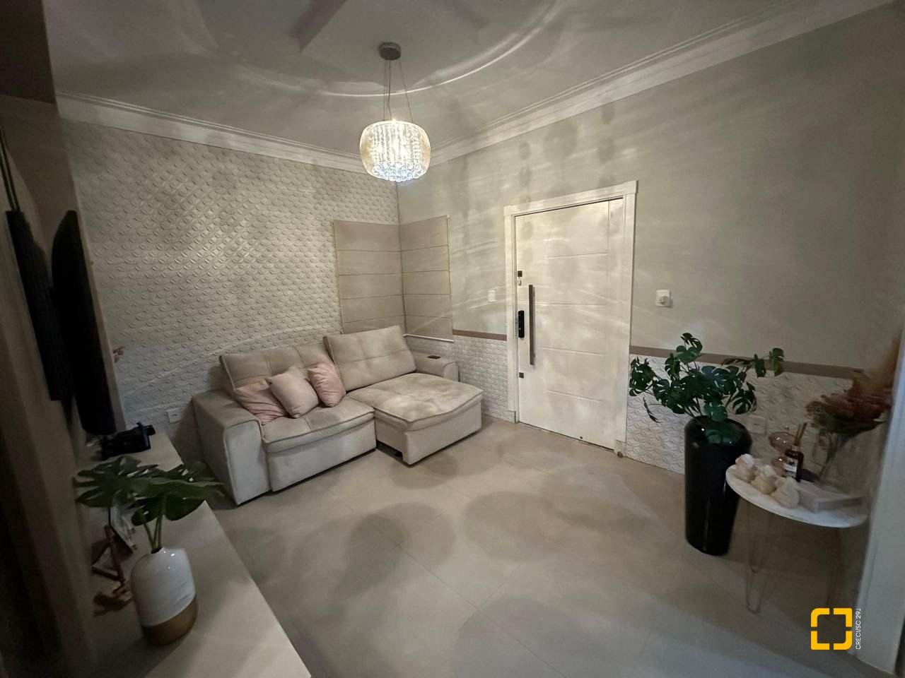 Casa com 210m², 3 quartos (sendo 1 suíte), 2 garagens, no bairro Aririu em Palhoça