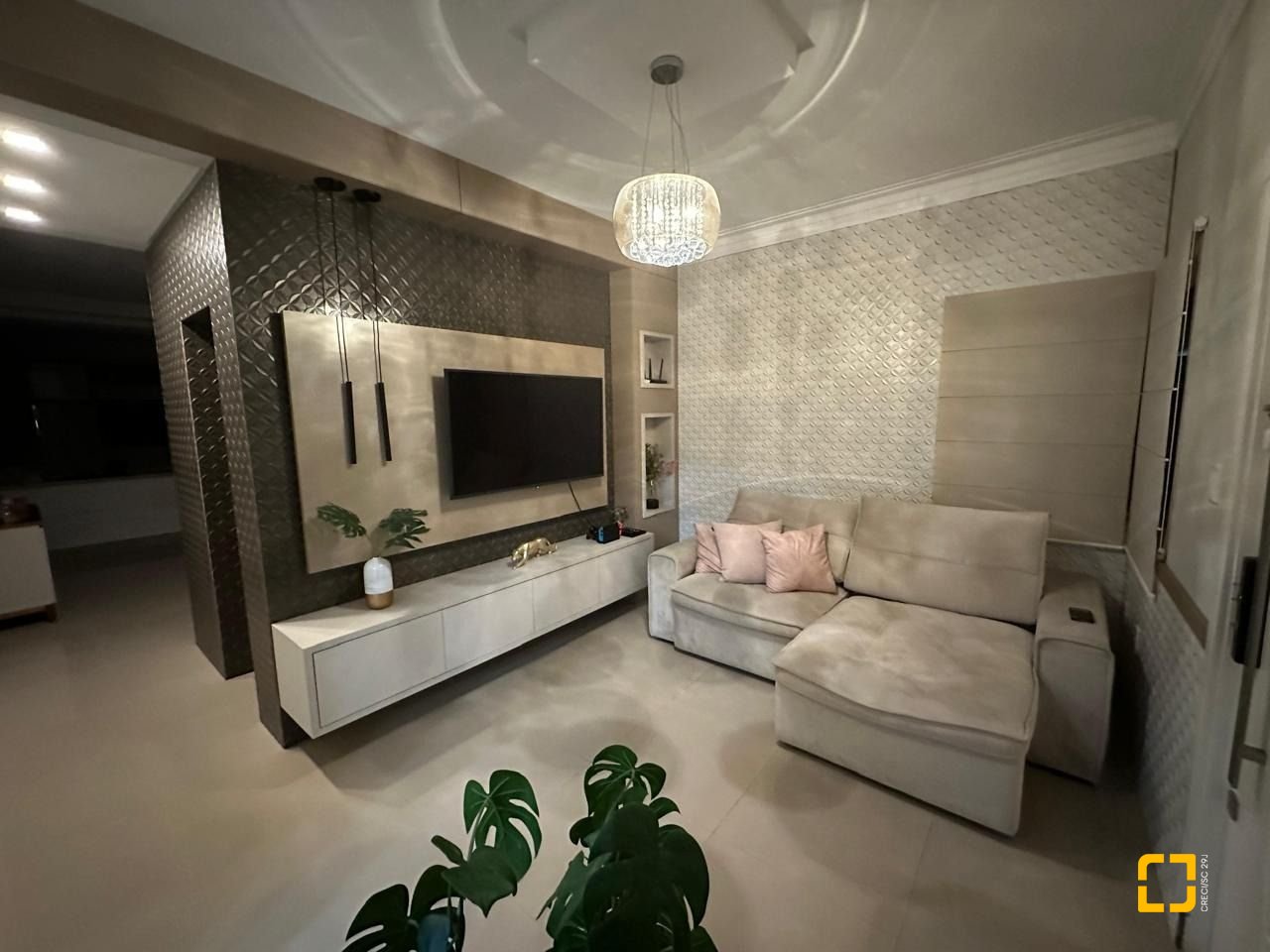 Casa com 210m², 3 quartos (sendo 1 suíte), 2 garagens, no bairro Aririu em Palhoça