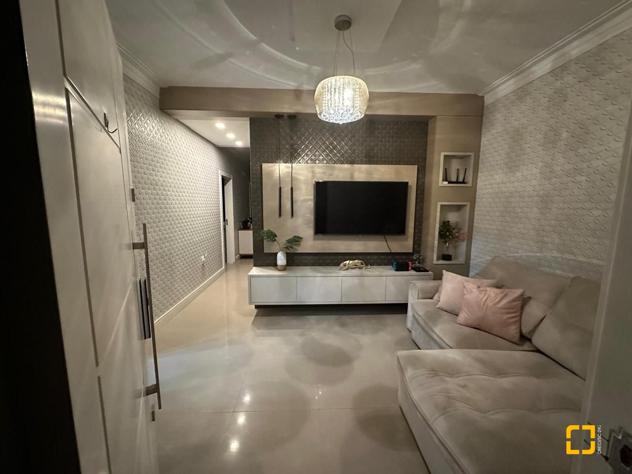 Casa com 210m², 3 quartos (sendo 1 suíte), 2 garagens, no bairro Aririu em Palhoça