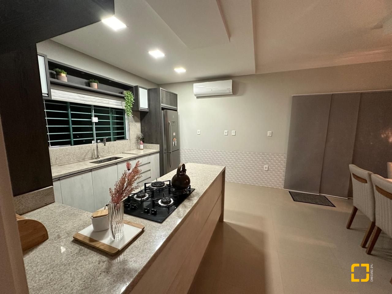 Casa com 210m², 3 quartos (sendo 1 suíte), 2 garagens, no bairro Aririu em Palhoça