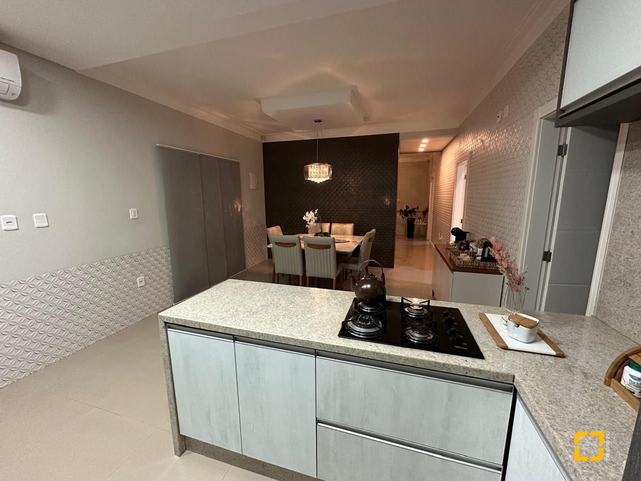 Casa com 210m², 3 quartos (sendo 1 suíte), 2 garagens, no bairro Aririu em Palhoça