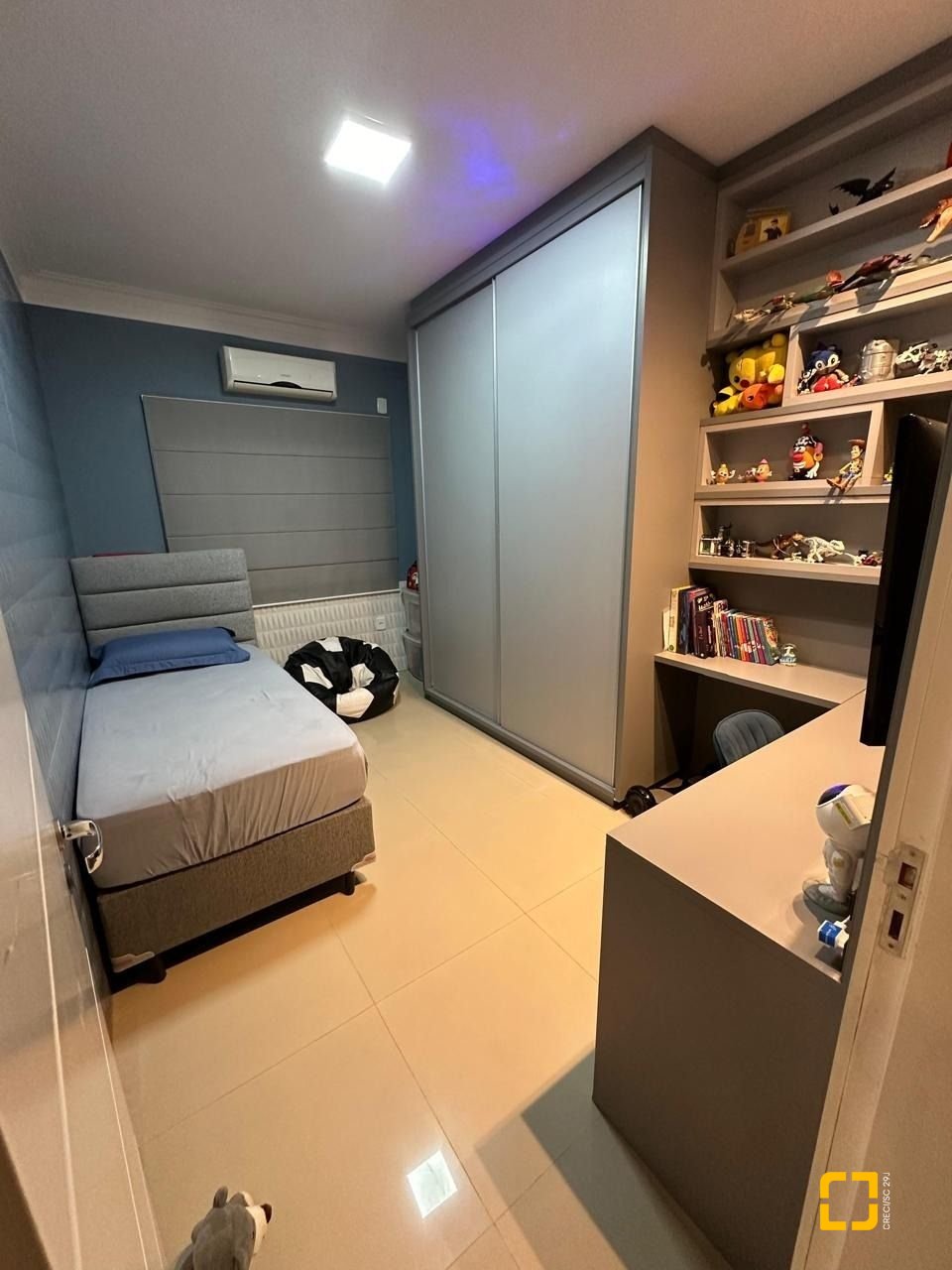 Casa com 210m², 3 quartos (sendo 1 suíte), 2 garagens, no bairro Aririu em Palhoça