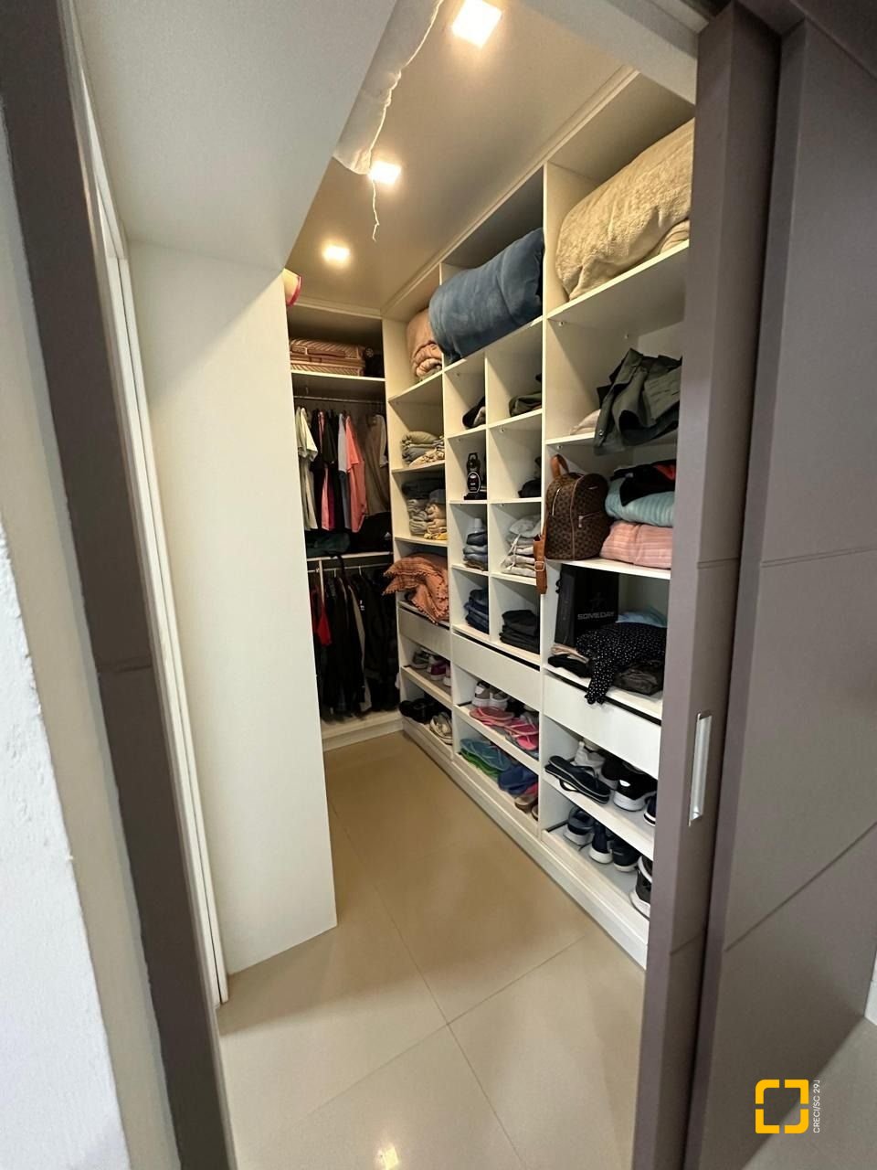 Casa com 210m², 3 quartos (sendo 1 suíte), 2 garagens, no bairro Aririu em Palhoça
