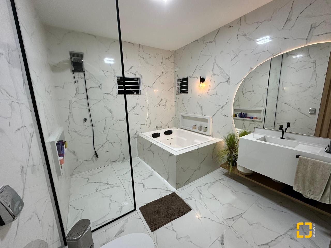 Casa com 210m², 3 quartos (sendo 1 suíte), 2 garagens, no bairro Aririu em Palhoça