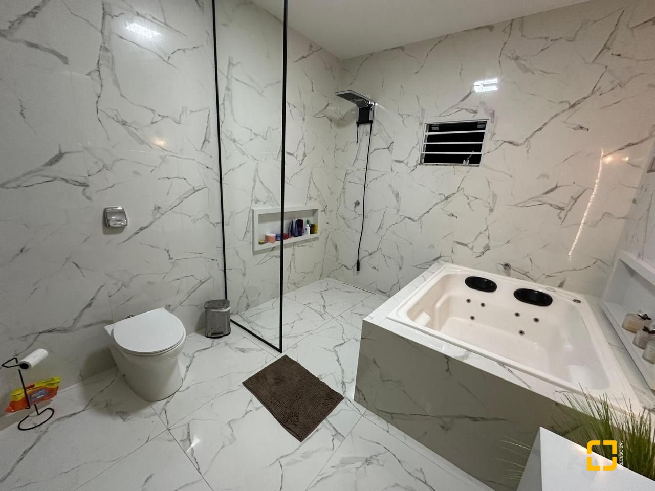 Casa com 210m², 3 quartos (sendo 1 suíte), 2 garagens, no bairro Aririu em Palhoça