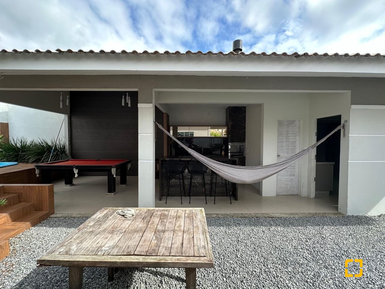Casa com 210m², 3 quartos (sendo 1 suíte), 2 garagens, no bairro Aririu em Palhoça