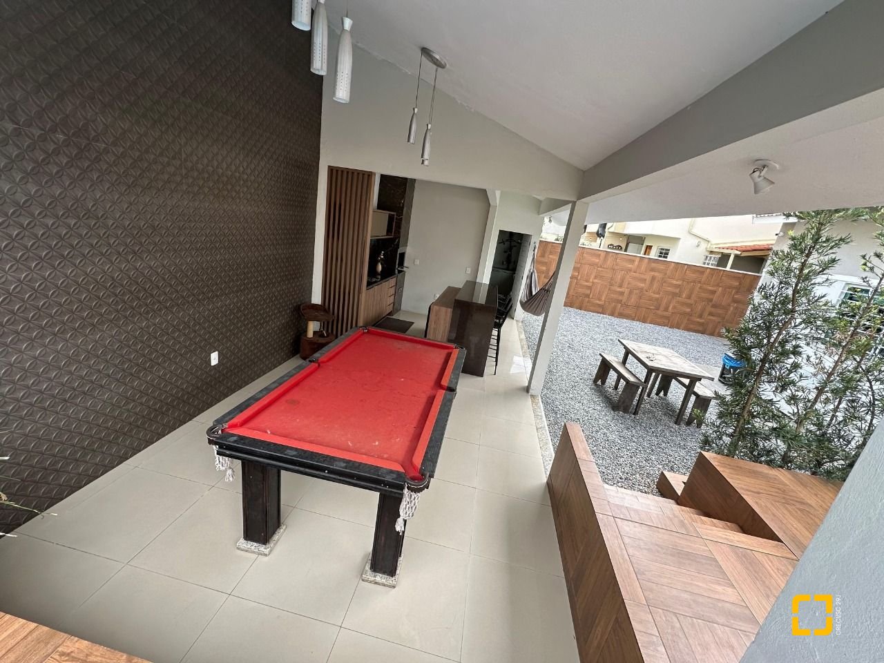 Casa com 210m², 3 quartos (sendo 1 suíte), 2 garagens, no bairro Aririu em Palhoça