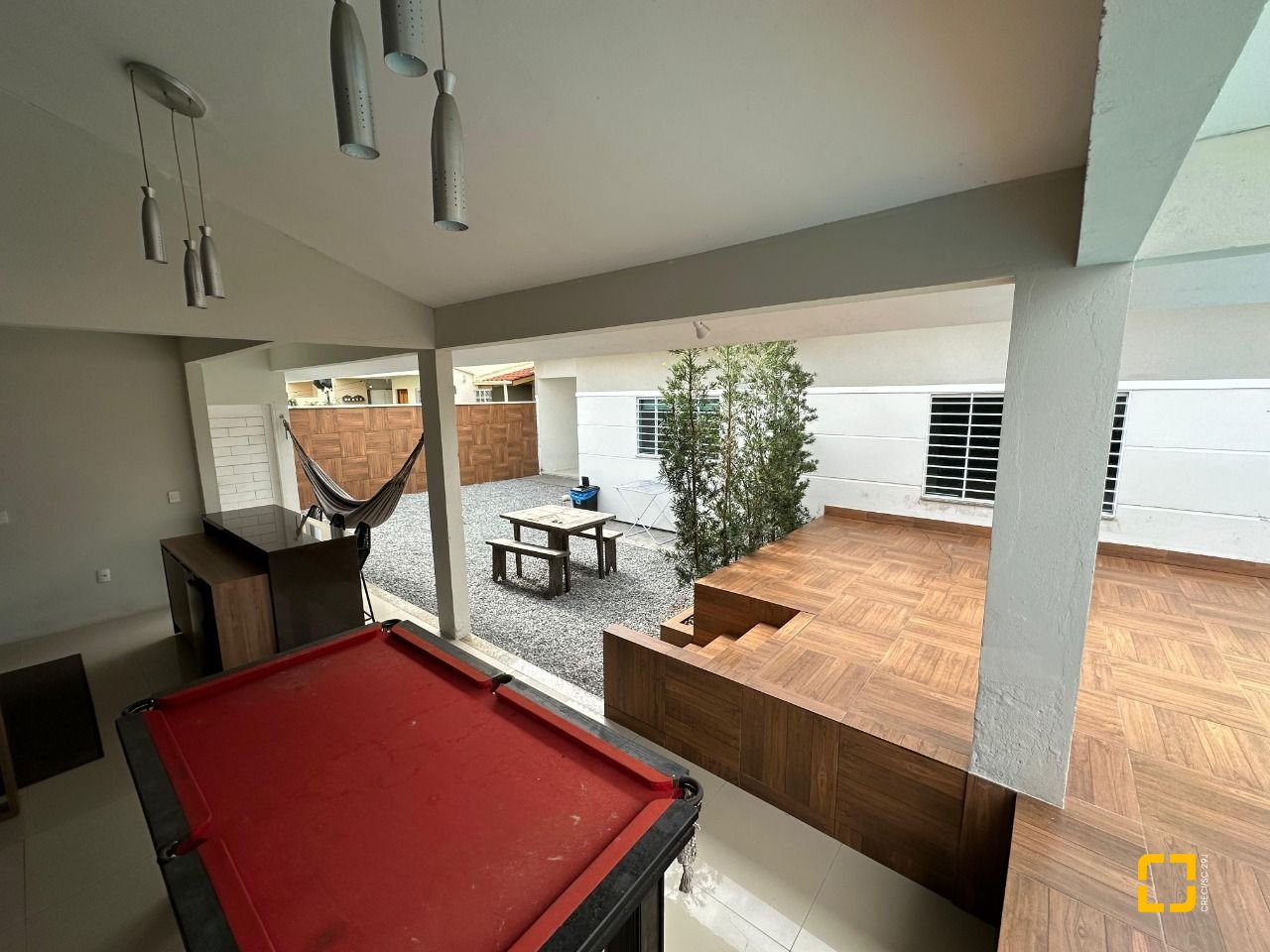 Casa com 210m², 3 quartos (sendo 1 suíte), 2 garagens, no bairro Aririu em Palhoça