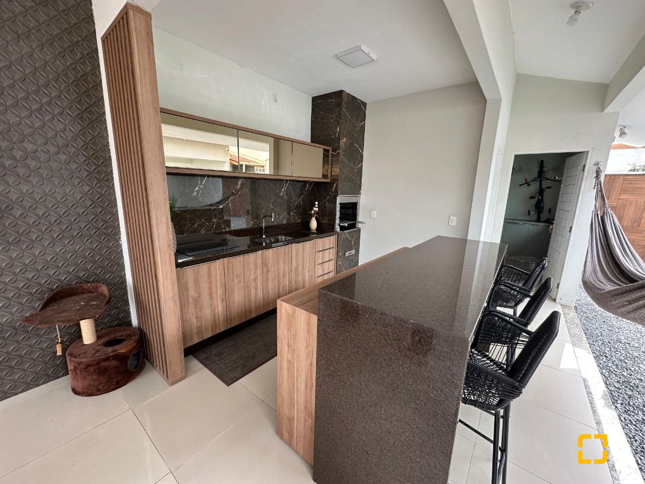 Casa com 210m², 3 quartos (sendo 1 suíte), 2 garagens, no bairro Aririu em Palhoça