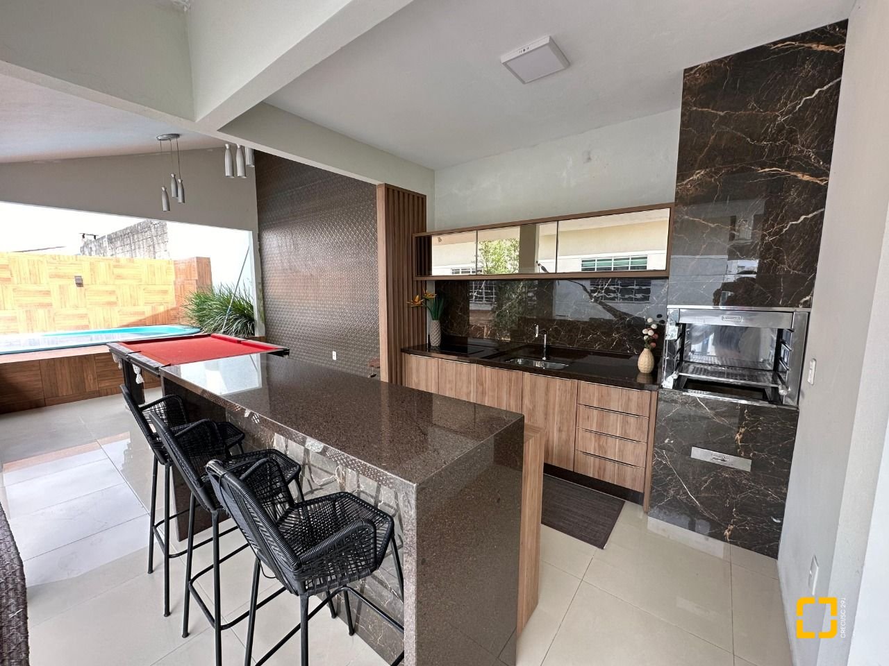 Casa com 210m², 3 quartos (sendo 1 suíte), 2 garagens, no bairro Aririu em Palhoça