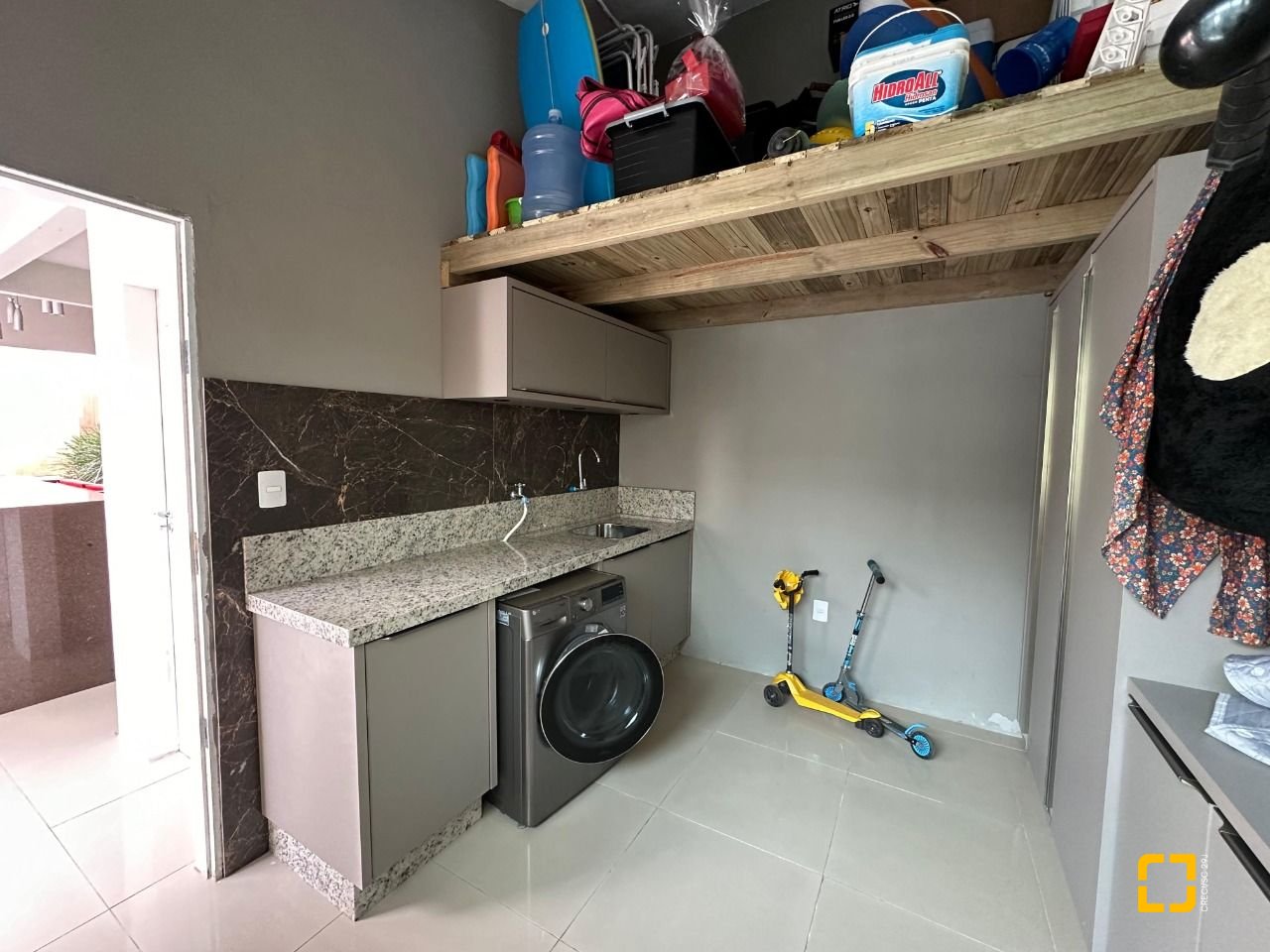 Casa com 210m², 3 quartos (sendo 1 suíte), 2 garagens, no bairro Aririu em Palhoça