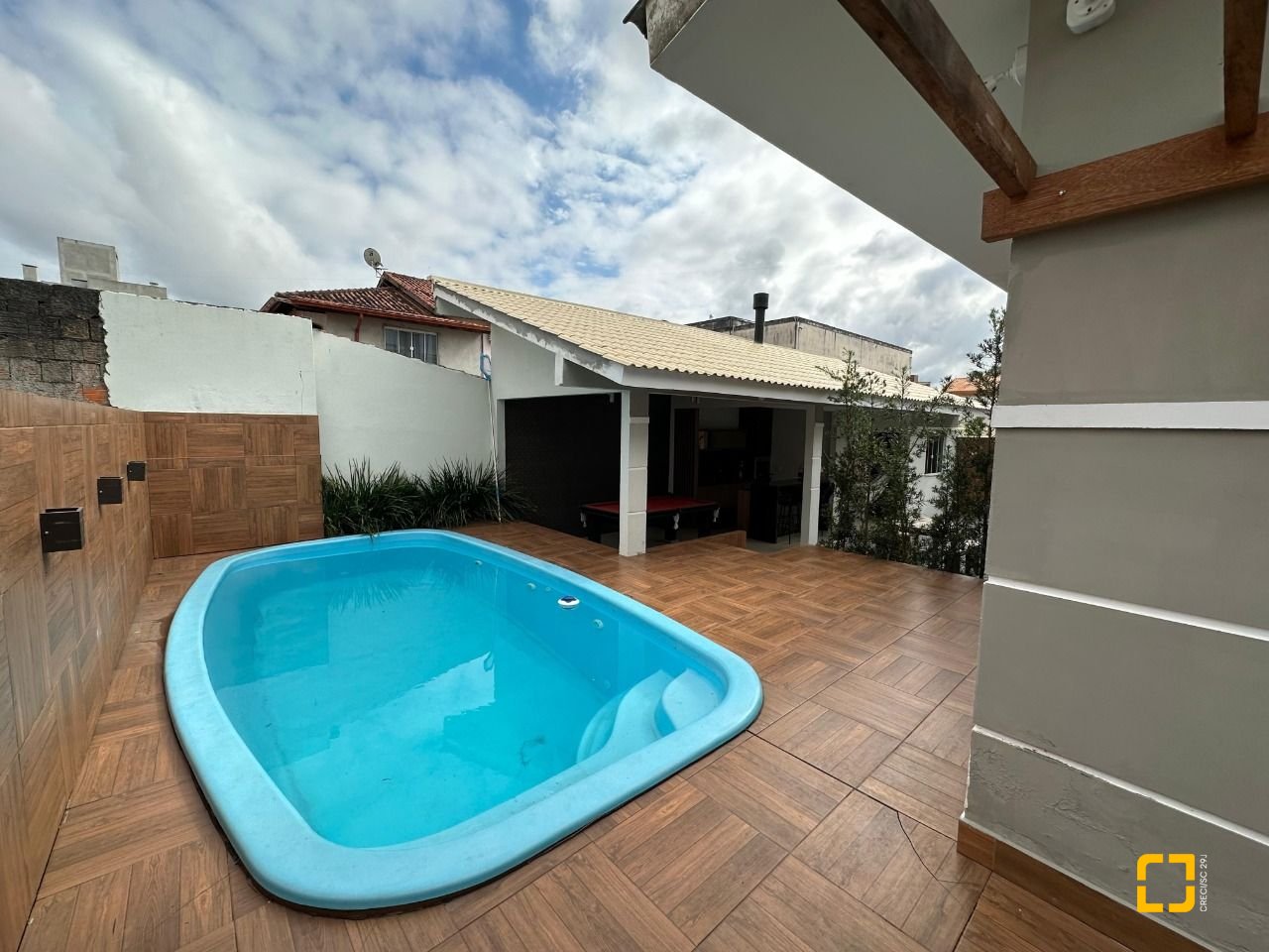 Casa com 210m², 3 quartos (sendo 1 suíte), 2 garagens, no bairro Aririu em Palhoça