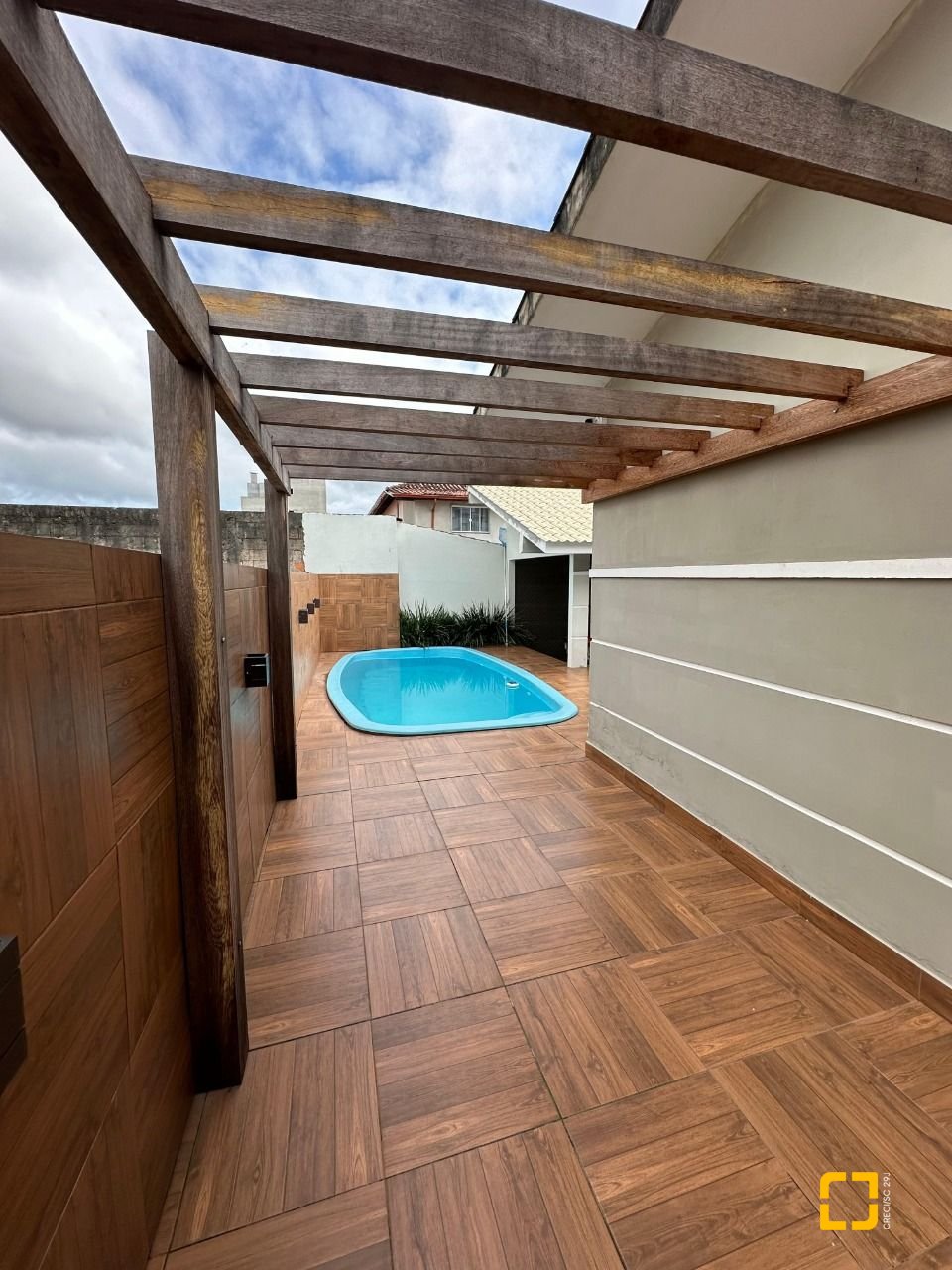 Casa com 210m², 3 quartos (sendo 1 suíte), 2 garagens, no bairro Aririu em Palhoça