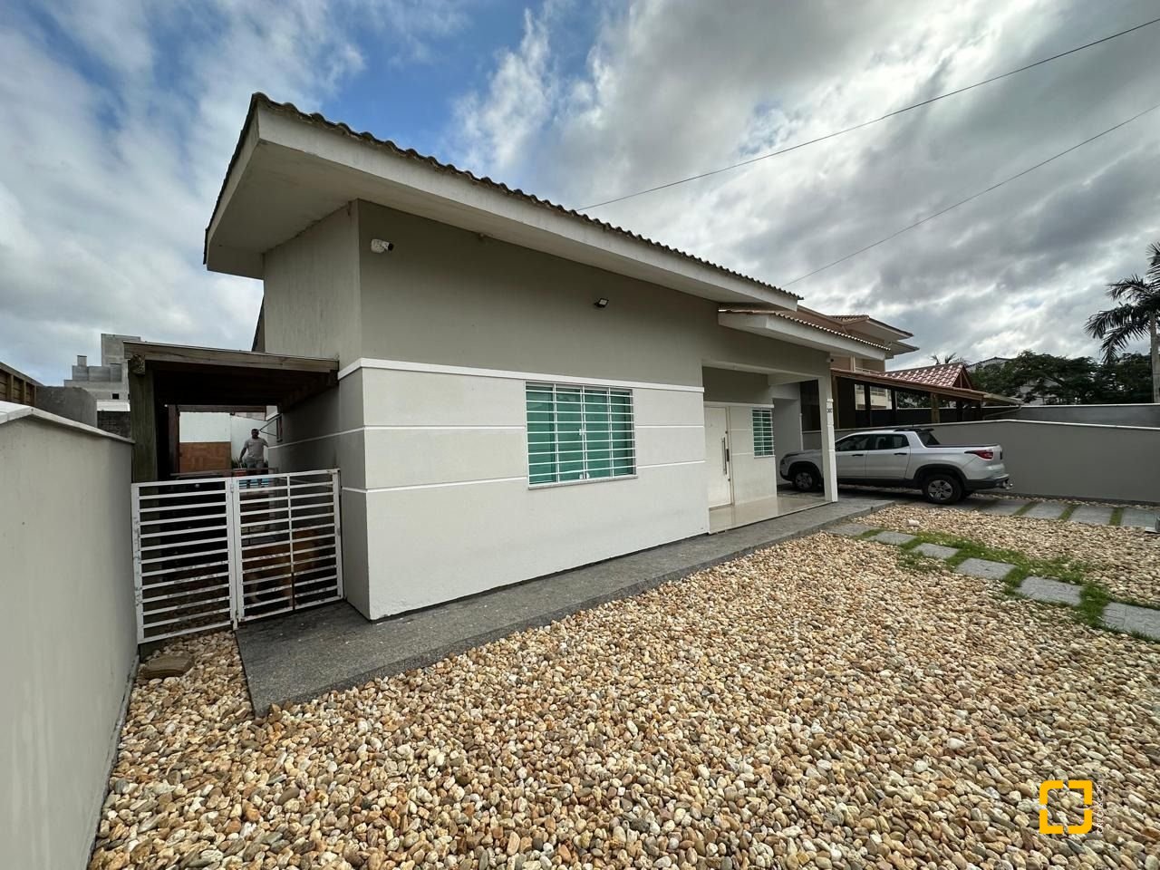 Casa com 210m², 3 quartos (sendo 1 suíte), 2 garagens, no bairro Aririu em Palhoça