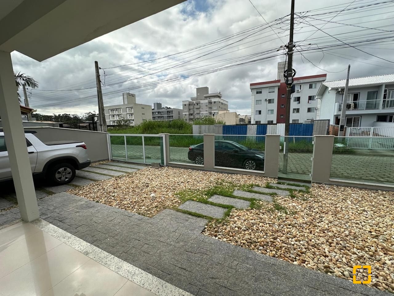 Casa com 210m², 3 quartos (sendo 1 suíte), 2 garagens, no bairro Aririu em Palhoça