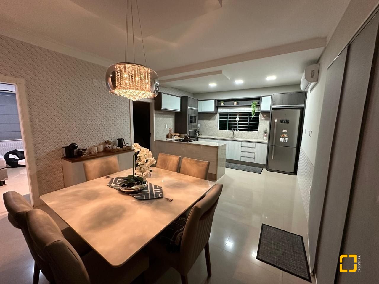 Casa com 210m², 3 quartos (sendo 1 suíte), 2 garagens, no bairro Aririu em Palhoça