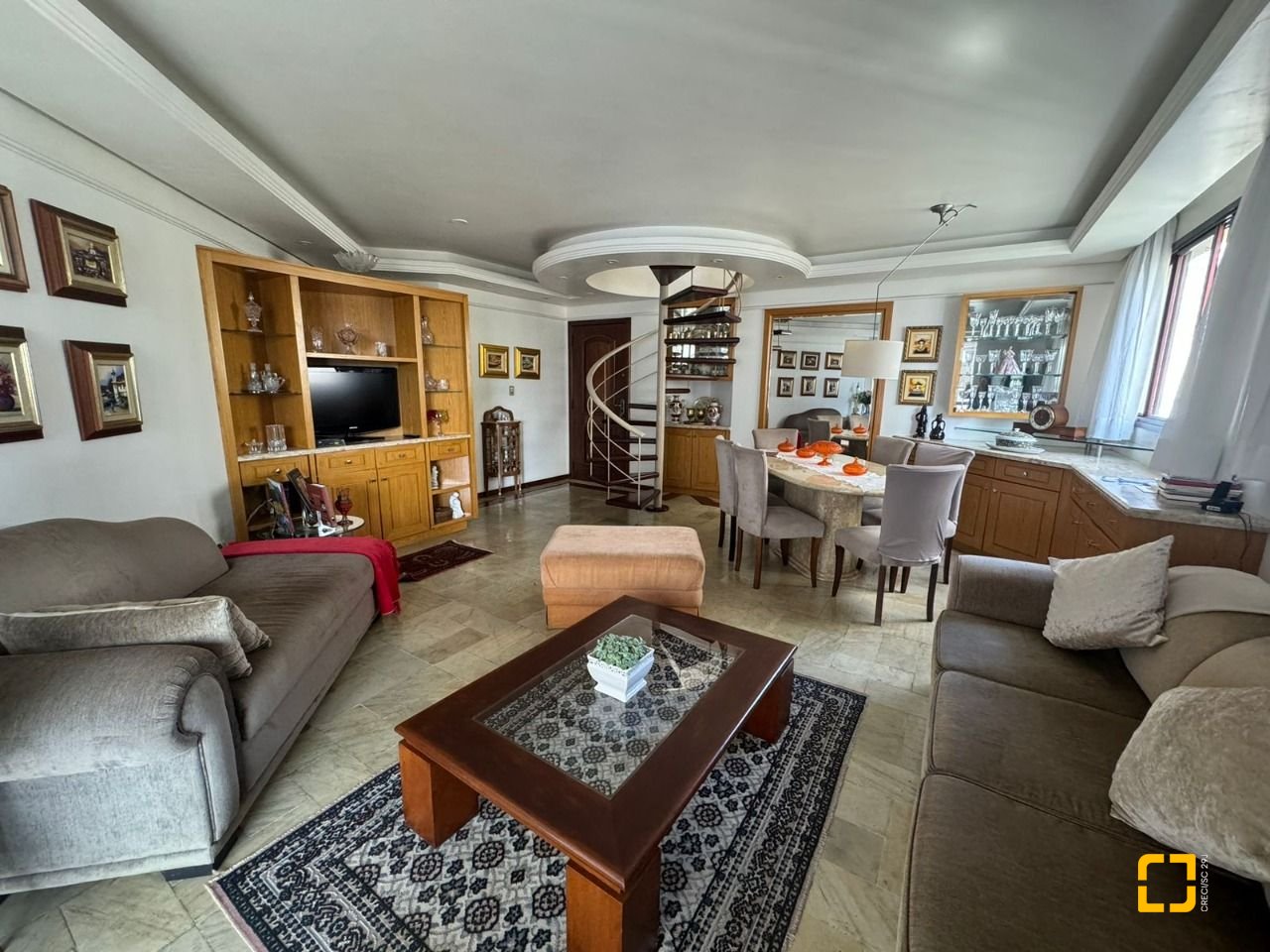 Apartamento com 129m², 6 quartos (sendo 2 suítes), 2 garagens, no bairro Centro em Florianópolis