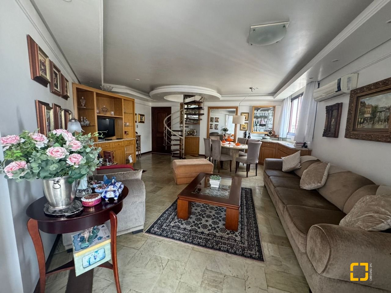 Apartamento com 129m², 6 quartos (sendo 2 suítes), 2 garagens, no bairro Centro em Florianópolis