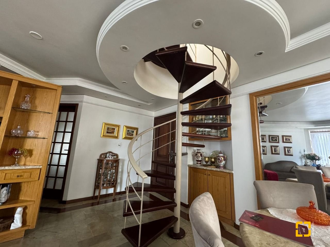 Apartamento com 129m², 6 quartos (sendo 2 suítes), 2 garagens, no bairro Centro em Florianópolis