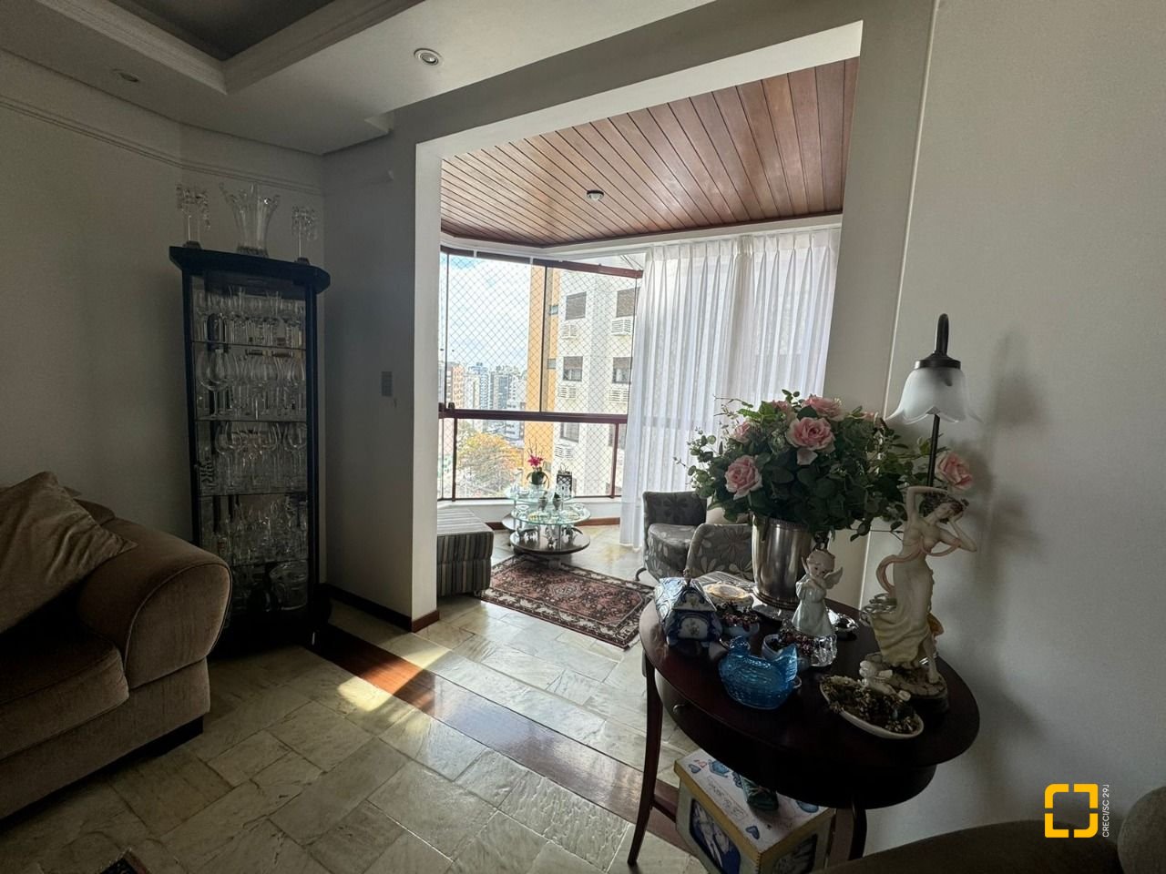 Apartamento com 129m², 6 quartos (sendo 2 suítes), 2 garagens, no bairro Centro em Florianópolis