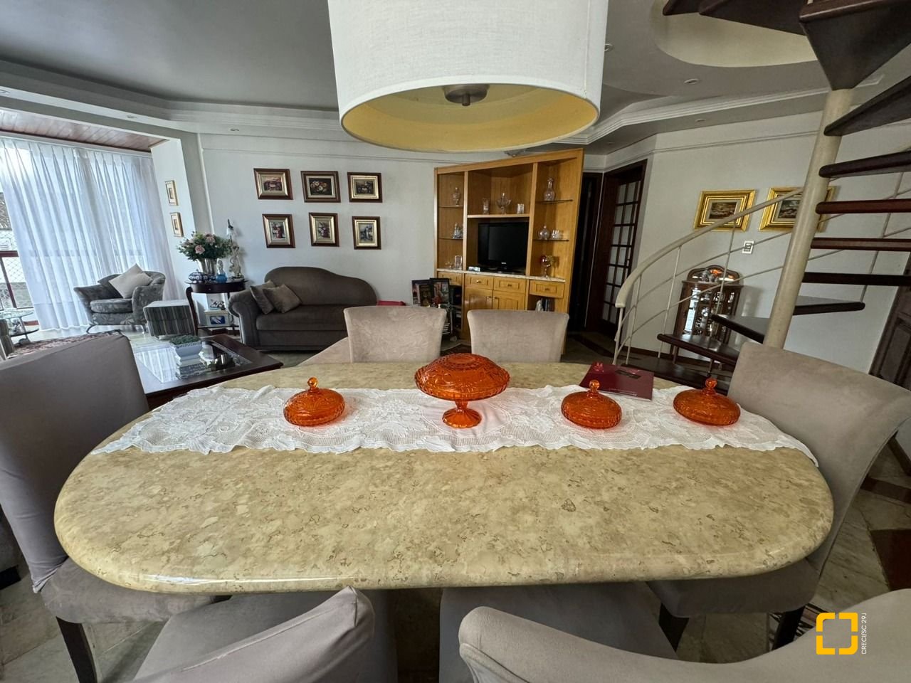 Apartamento com 129m², 6 quartos (sendo 2 suítes), 2 garagens, no bairro Centro em Florianópolis