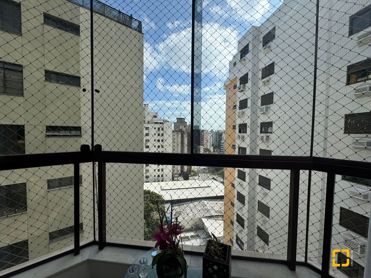 Apartamento com 129m², 6 quartos (sendo 2 suítes), 2 garagens, no bairro Centro em Florianópolis