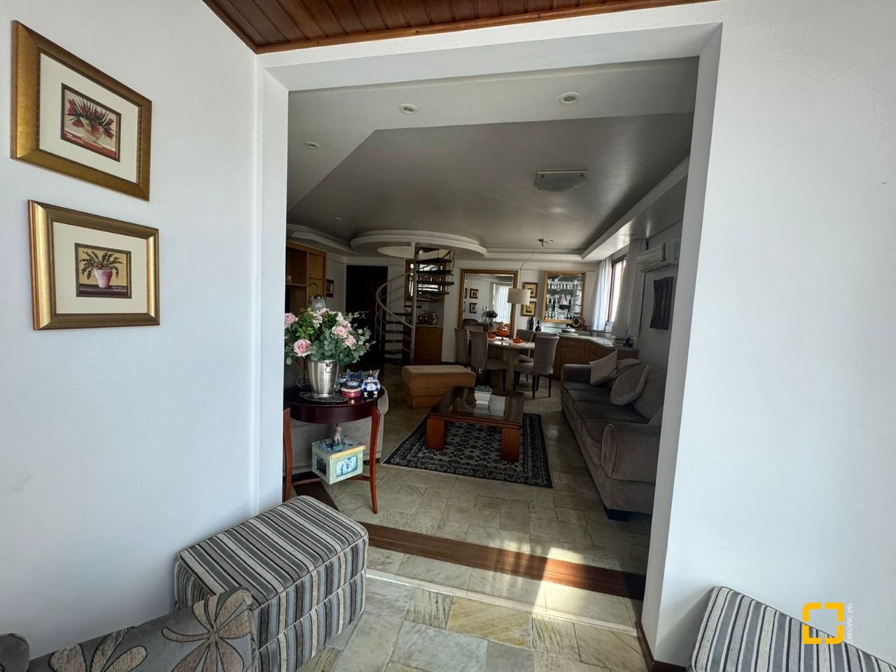 Apartamento com 129m², 6 quartos (sendo 2 suítes), 2 garagens, no bairro Centro em Florianópolis