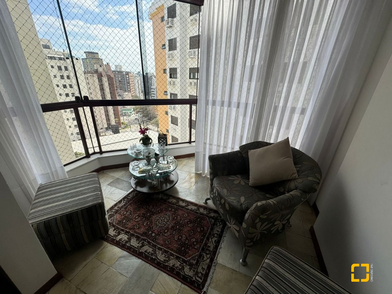 Apartamento com 129m², 6 quartos (sendo 2 suítes), 2 garagens, no bairro Centro em Florianópolis