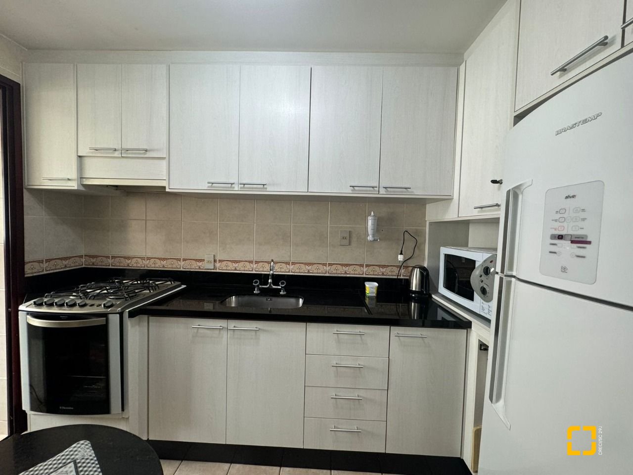 Apartamento com 129m², 6 quartos (sendo 2 suítes), 2 garagens, no bairro Centro em Florianópolis