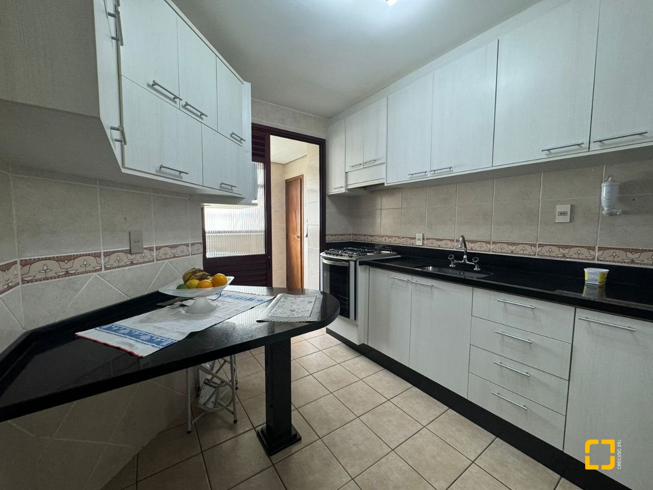 Apartamento com 129m², 6 quartos (sendo 2 suítes), 2 garagens, no bairro Centro em Florianópolis