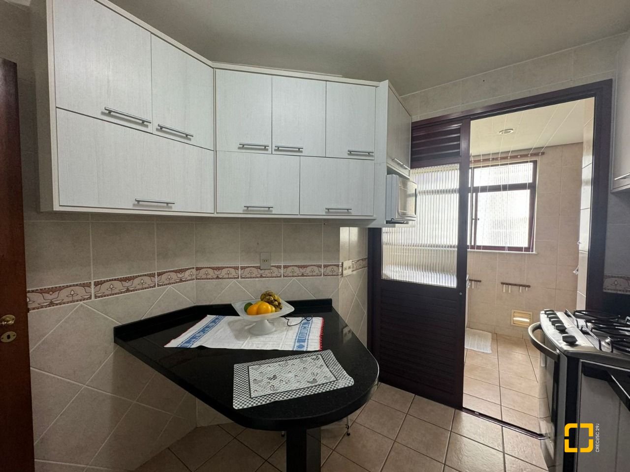 Apartamento com 129m², 6 quartos (sendo 2 suítes), 2 garagens, no bairro Centro em Florianópolis