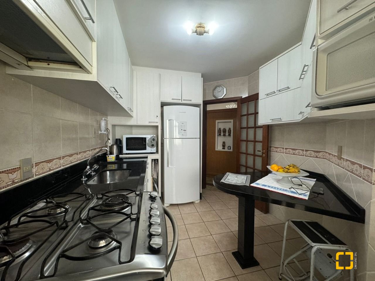 Apartamento com 129m², 6 quartos (sendo 2 suítes), 2 garagens, no bairro Centro em Florianópolis