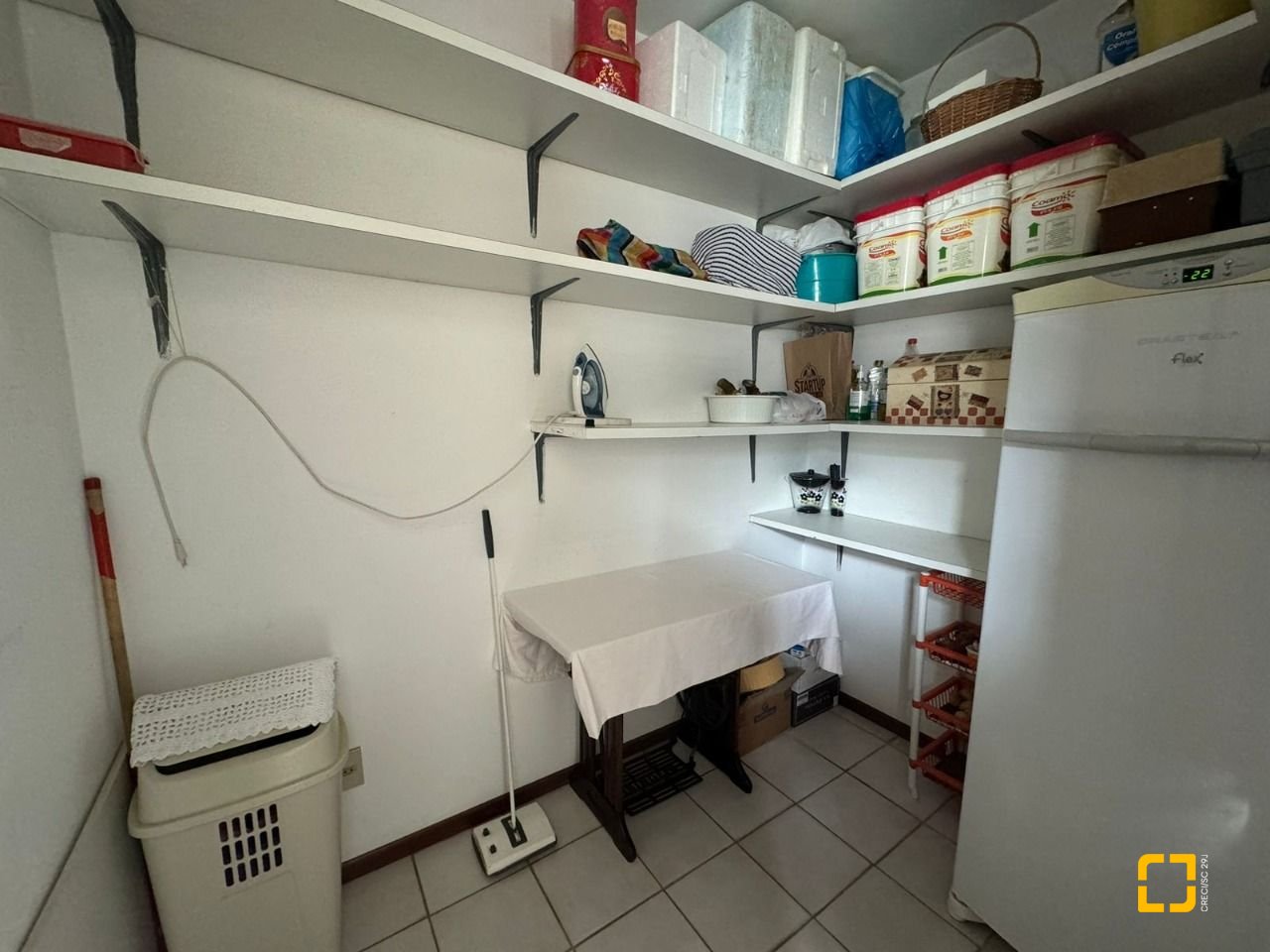 Apartamento com 129m², 6 quartos (sendo 2 suítes), 2 garagens, no bairro Centro em Florianópolis