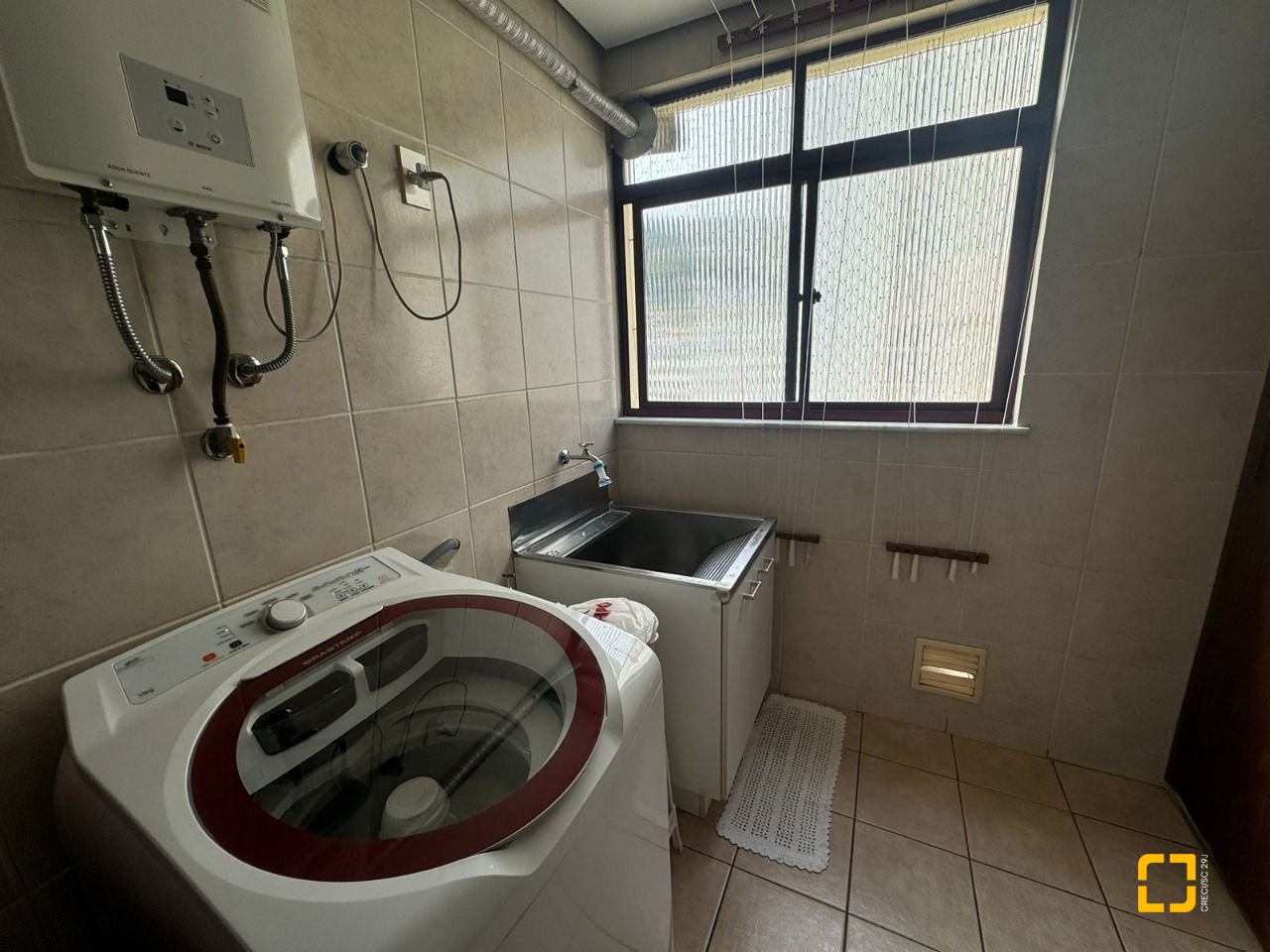 Apartamento com 129m², 6 quartos (sendo 2 suítes), 2 garagens, no bairro Centro em Florianópolis