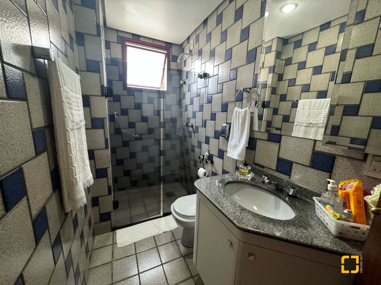 Apartamento com 129m², 6 quartos (sendo 2 suítes), 2 garagens, no bairro Centro em Florianópolis