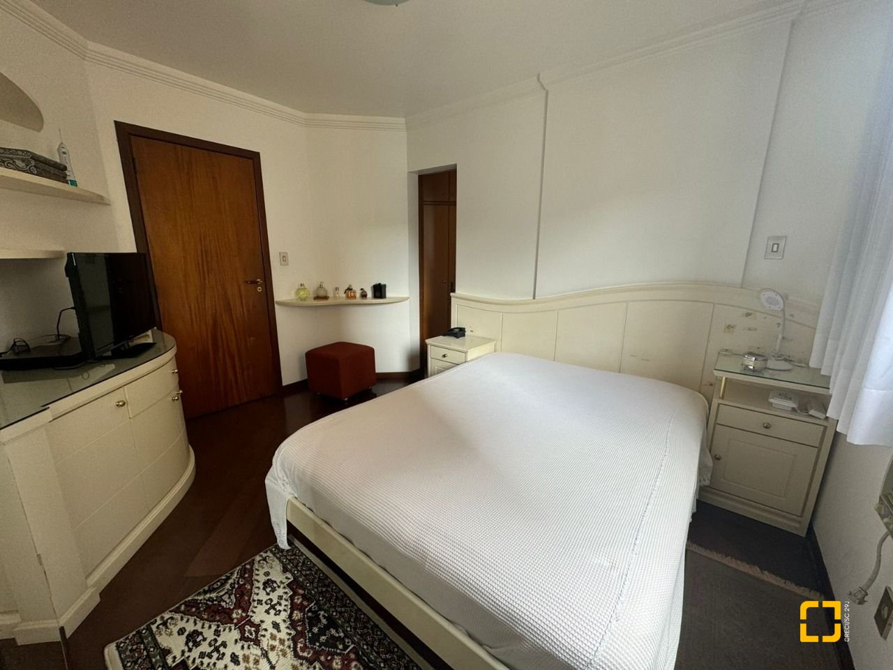 Apartamento com 129m², 6 quartos (sendo 2 suítes), 2 garagens, no bairro Centro em Florianópolis